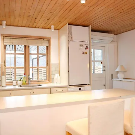 13344-1-hojby-gudmindrup-strandvej-92 بيت للعطل Højby