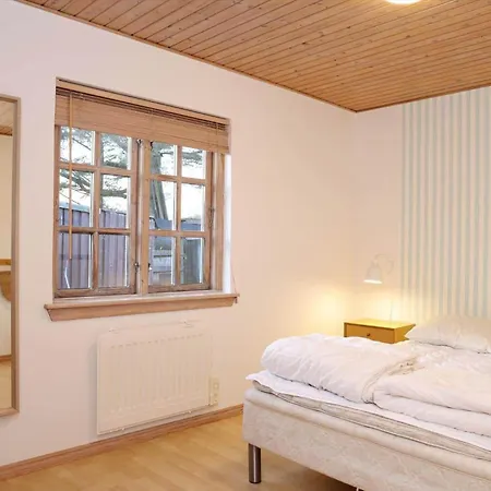 بيت للعطل 13344-1-hojby-gudmindrup-strandvej-92 *