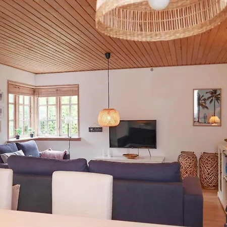 بيت للعطل 13344-1-hojby-gudmindrup-strandvej-92 *